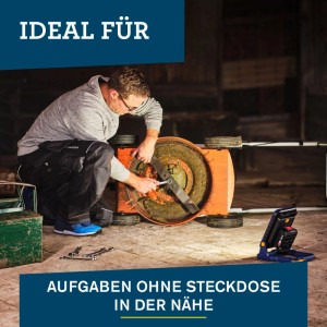 Mann repariert Rasenmäher mit Rapid LED-Arbeitsleuchte. Akku-Baustrahler für flexible Einsätze.