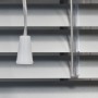 Detailaufnahme der silbernen Aluminium Jalousie Burgos mit Zugschnur und Lamellen.