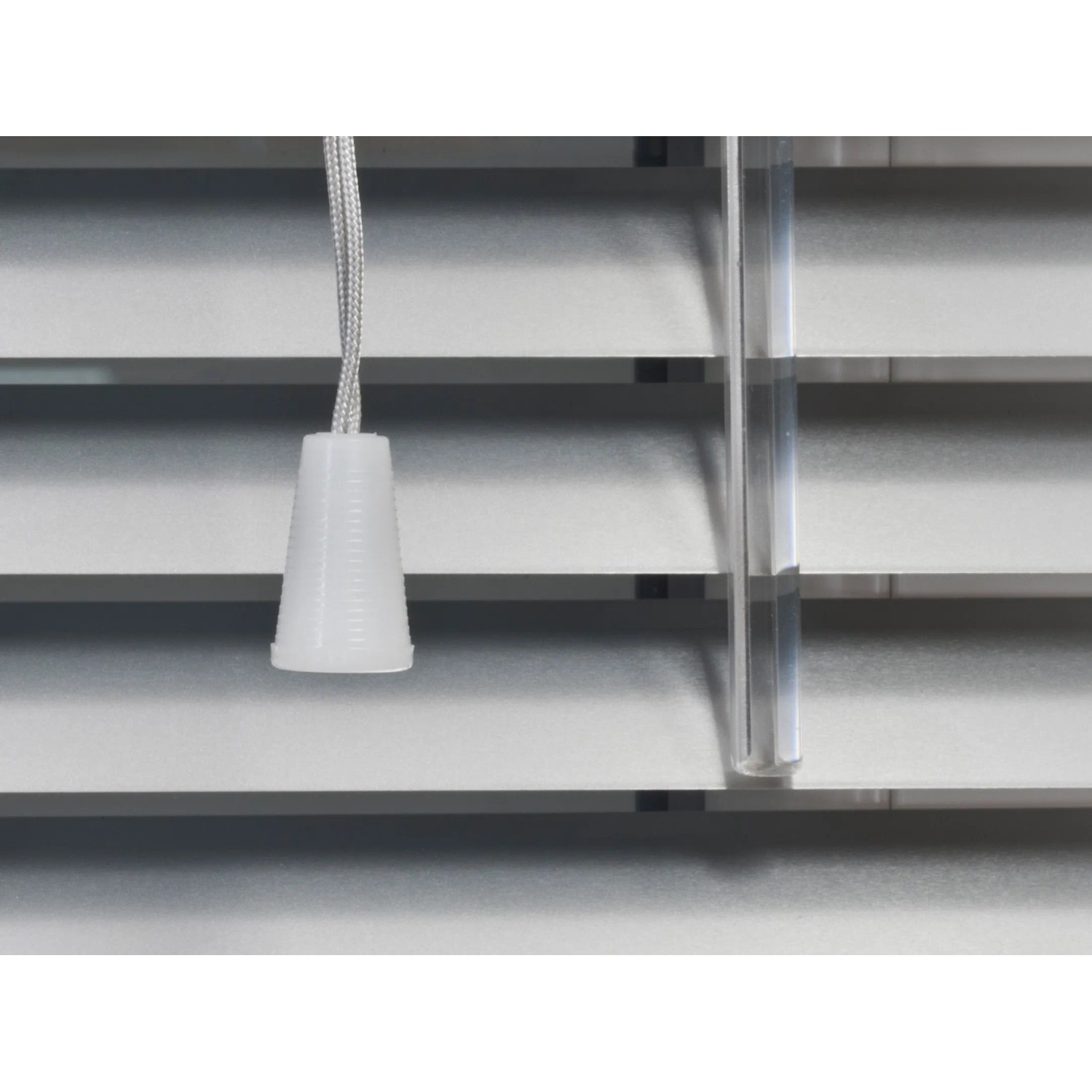 Detailaufnahme der silbernen Aluminium Jalousie Burgos mit Zugschnur und Lamellen.