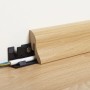 Sockelleiste Eiche, 40x20 mm, mit Clip-Befestigung und Kabelkanal.