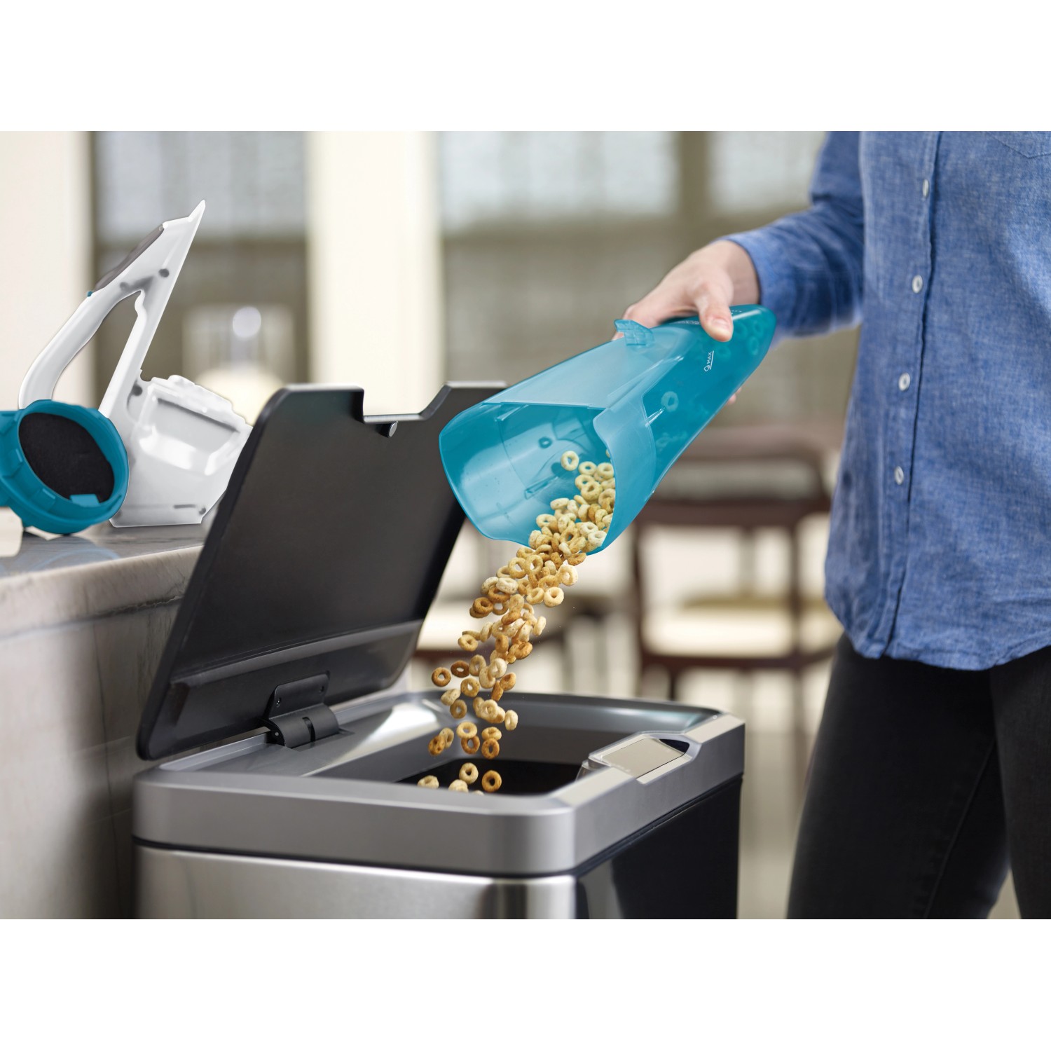 Black+Decker Dustbuster Akku-Handstaubsauger wird in einem Mülleimer entleert.