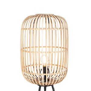 Ländliche Stehleuchte Manila: Schwarzes Metallgestell mit Lampenschirm aus hellem Rattan.