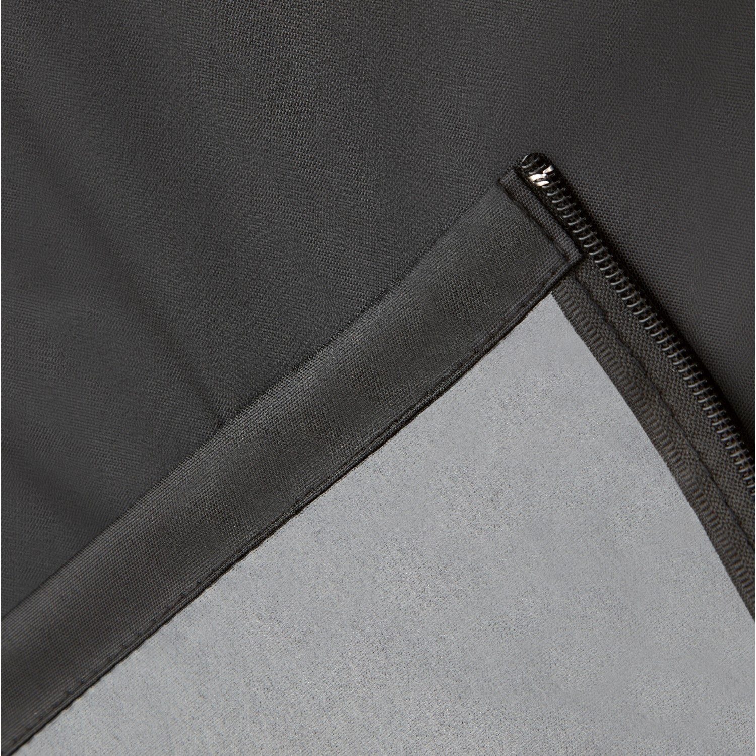 Detailaufnahme: Graue Jamestown Grill-Abdeckhaube mit Reißverschluss für 6-Brenner Gasgrill.