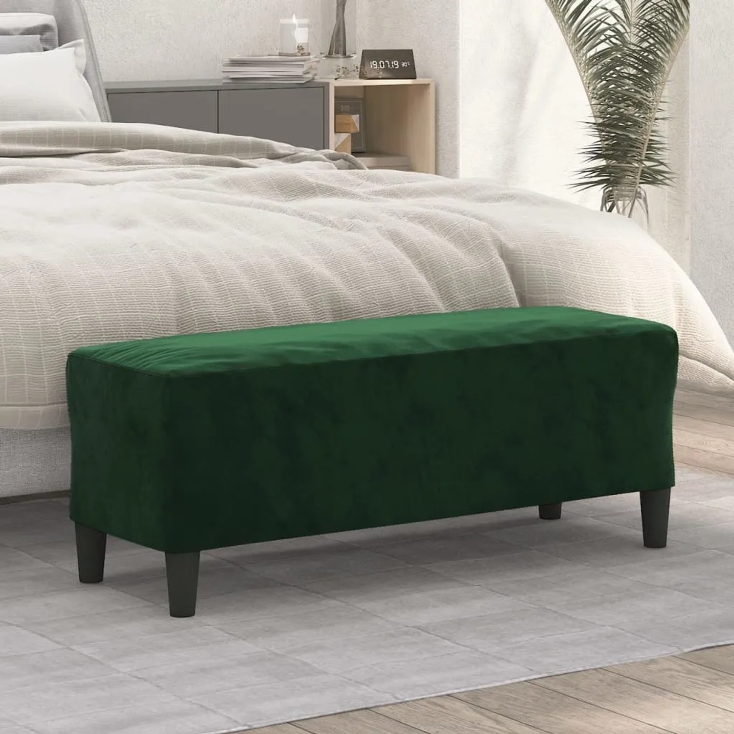Dunkelgrüne Samt-Sitzbank, 100 cm breit, mit dunklen Beinen vor einem Bett. Ideal als Garderobenbank.
