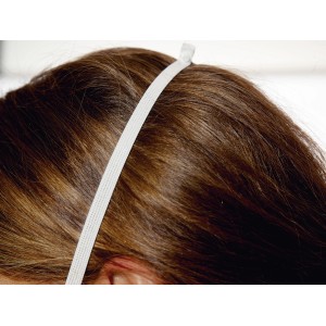 Detailaufnahme einer Dräger X-plore 1310 V FFP1 Staubmaske am Kopf mit weißem Halteband.