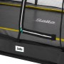 Detailansicht des schwarzen Salta Comfort Edition Ground Trampolins mit Sicherheitsnetz.