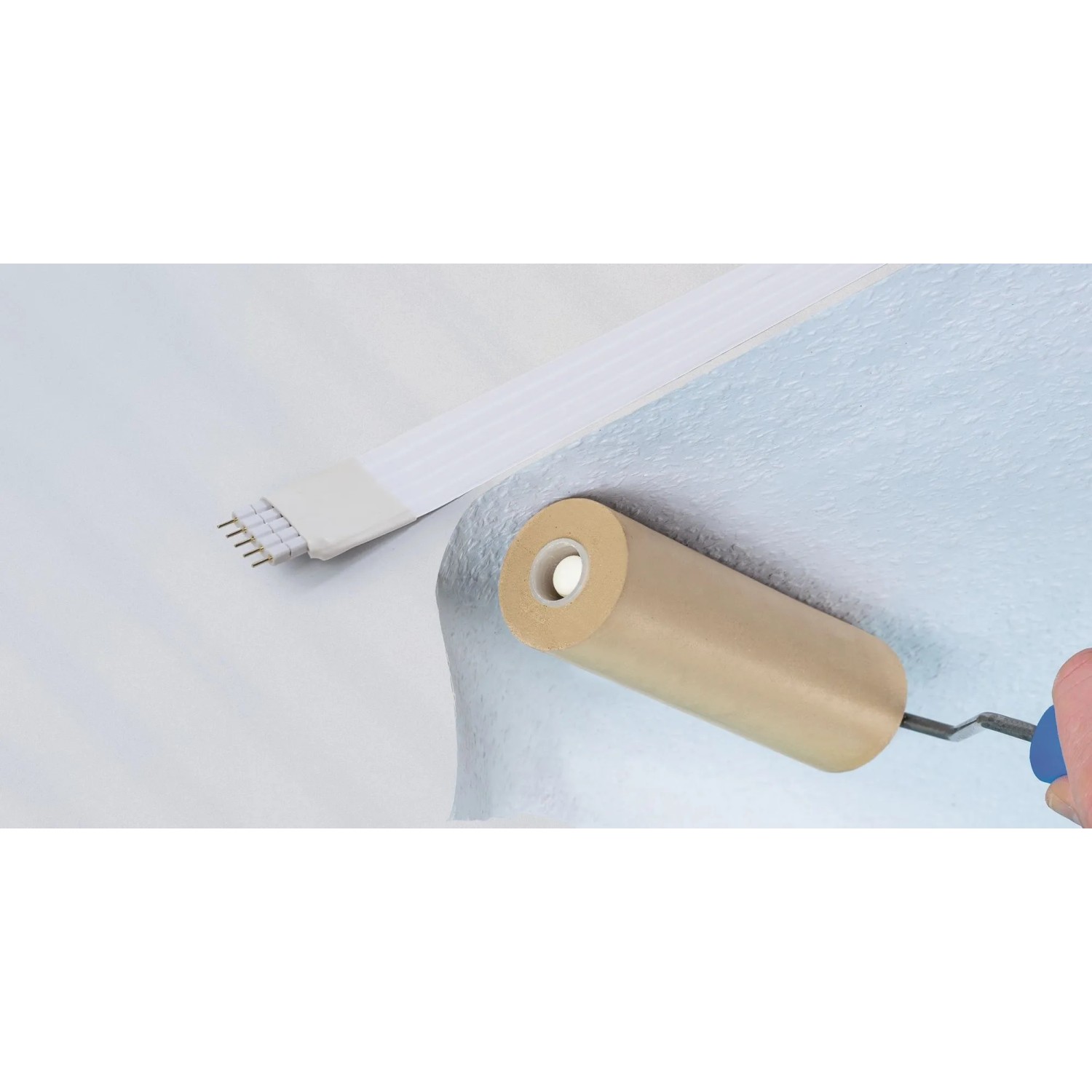 Paulmann MaxLED Invisible Connector 3m wird an die Wand angebracht.