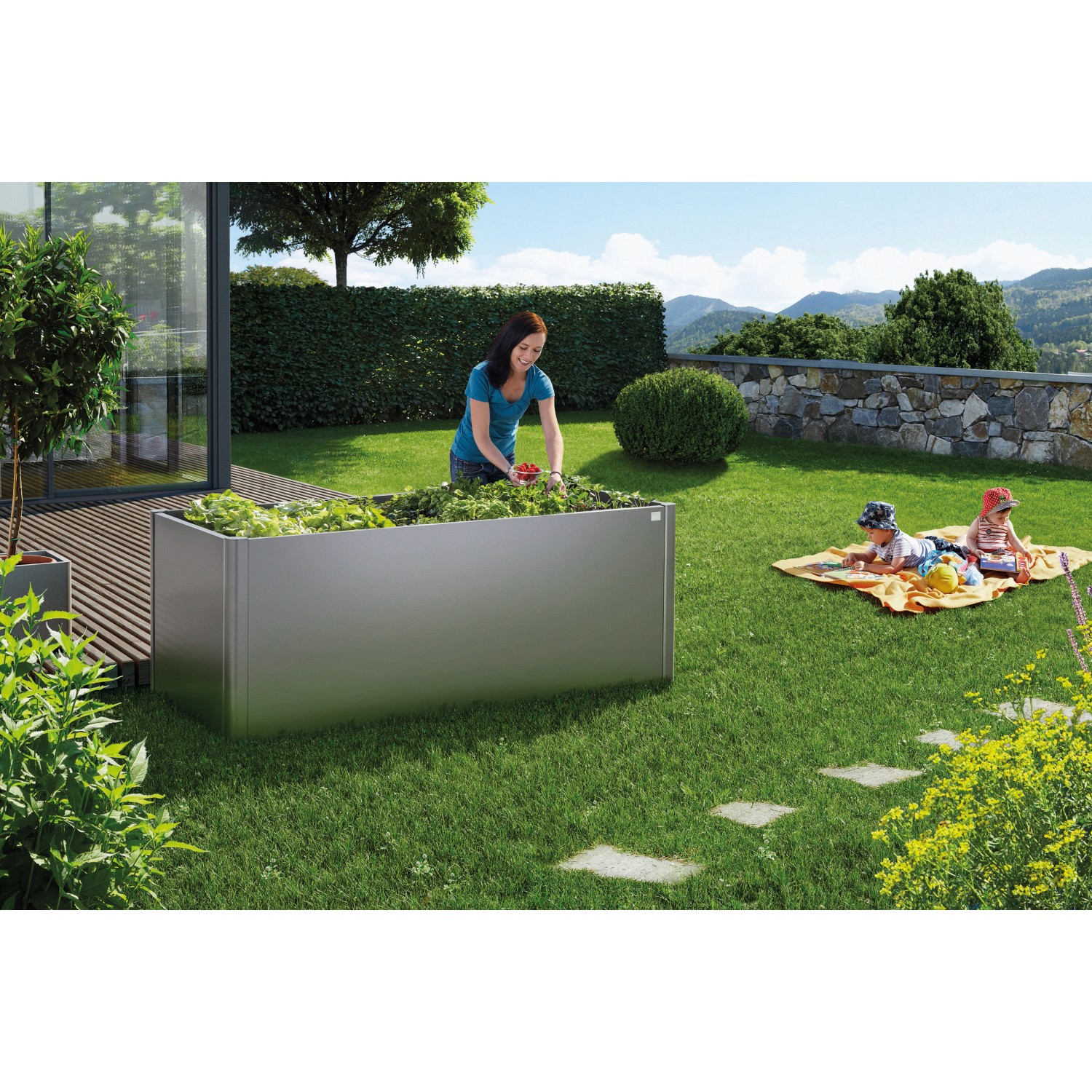 Biohort Metall-Hochbeet, dunkelgrau, mit Bepflanzung im Garten, 77x102x102 cm.