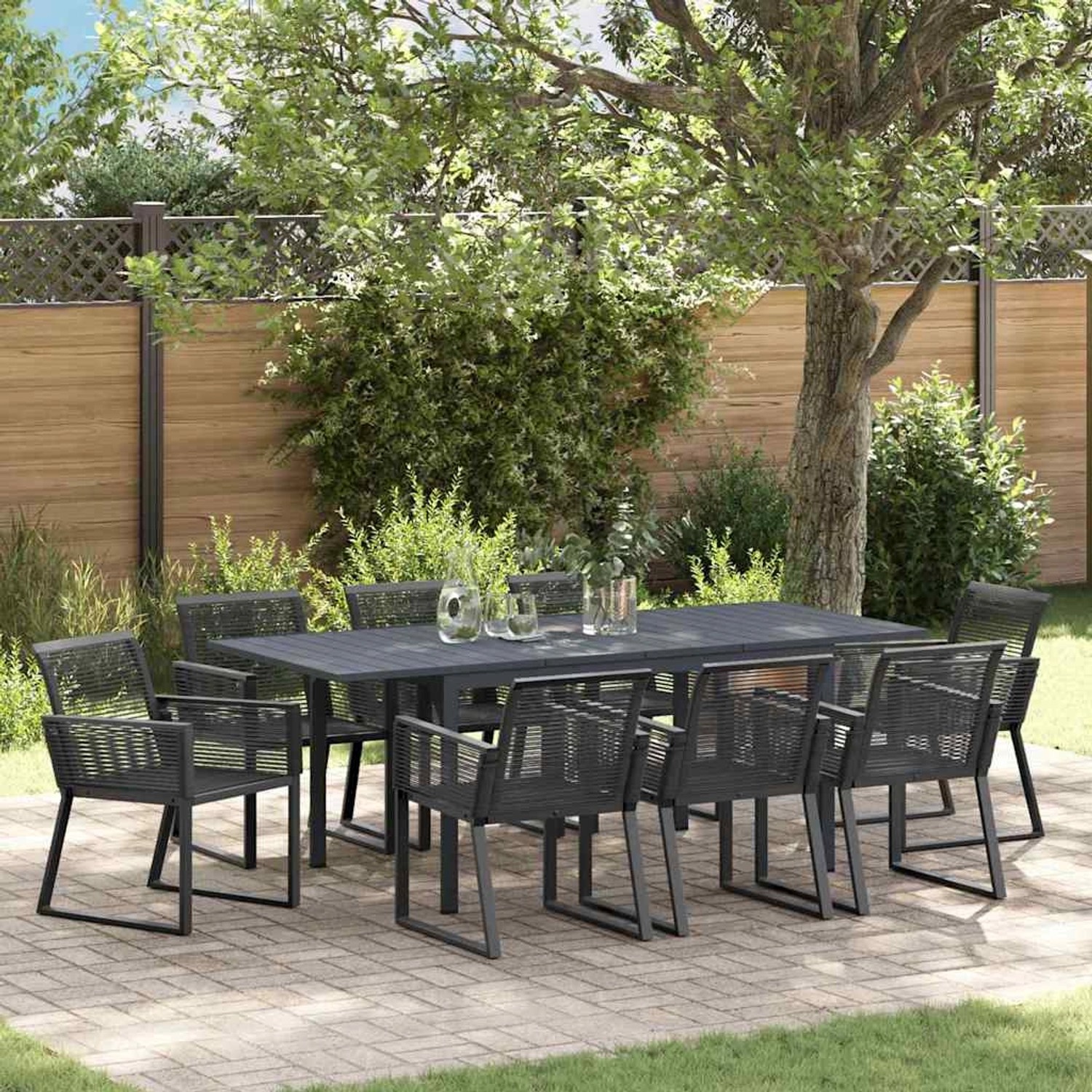 Schwarze 9-teilige vidaXL Garten Essgruppe aus Poly Rattan mit Tisch und 8 Stühlen.