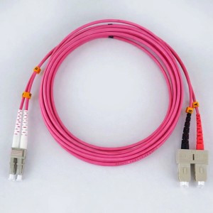 Violettes Glasfaser Kabel OM4 LC-SC UPC, 3m, für Netzwerktechnik.
