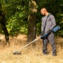 Bosch Professional Akku-Rasentrimmer GRT 18V-40 Solo im Einsatz beim Rasen trimmen.