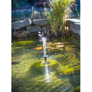 Eckige Solar Teichpumpe im Gartenteich mit Fontäne. Teichpumpen für den Aussenbereich.