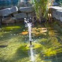 Eckige Solar Teichpumpe im Gartenteich mit Fontäne. Teichpumpen für den Aussenbereich.