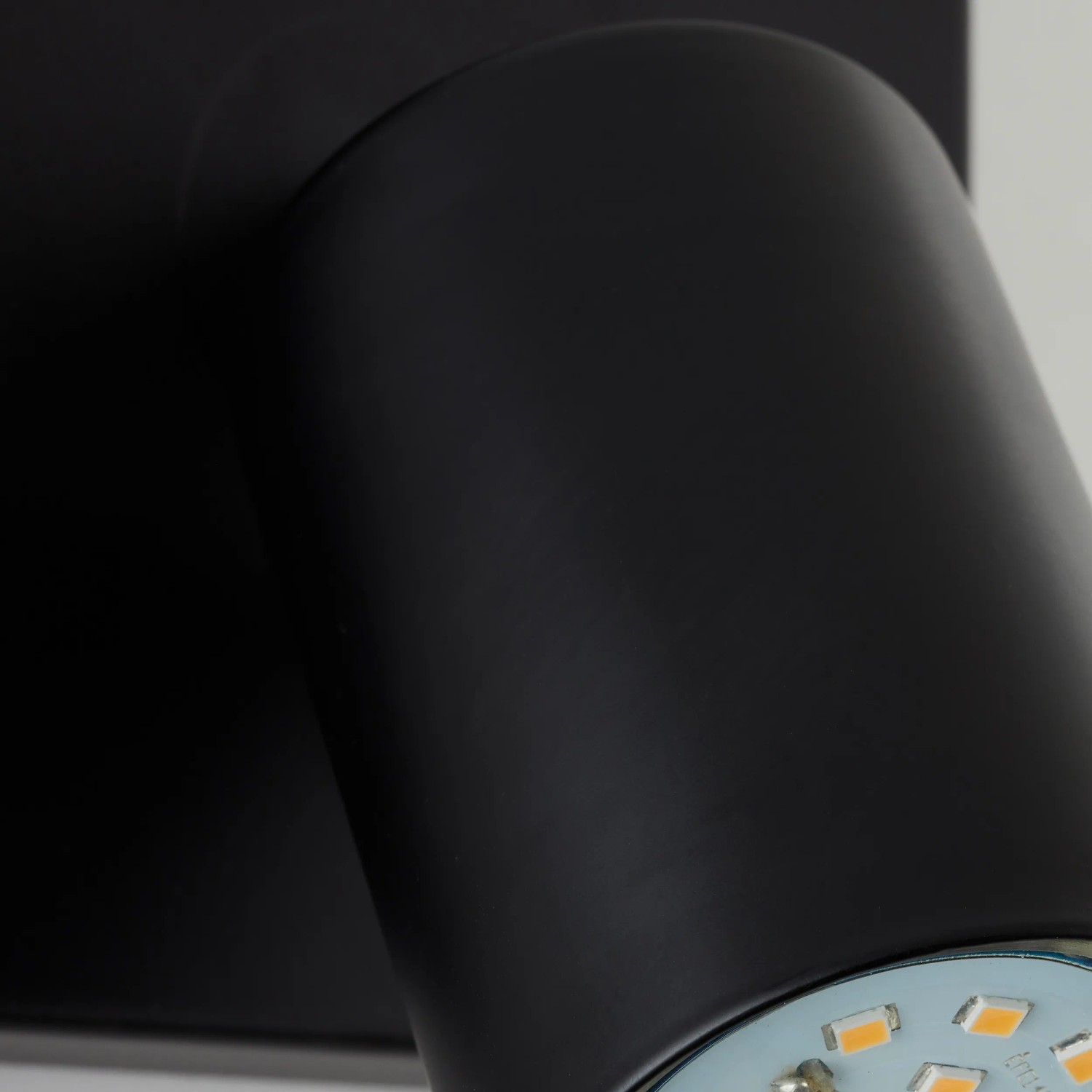 Schwarzer, matter LED-Deckenspot Jello von Brilliant, geeignet für Innenräume.