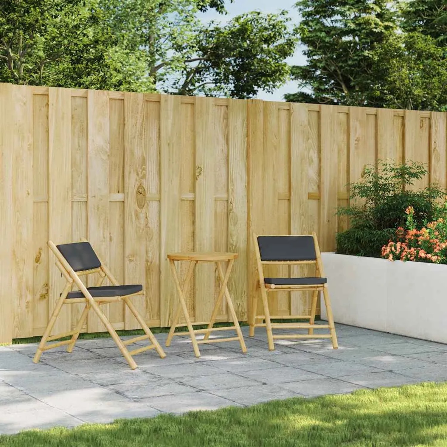Klappbares 3-tlg. Bistro-Set aus Bambus mit dunkelgrauen Kissen für Garten, Terrasse oder Balkon.
