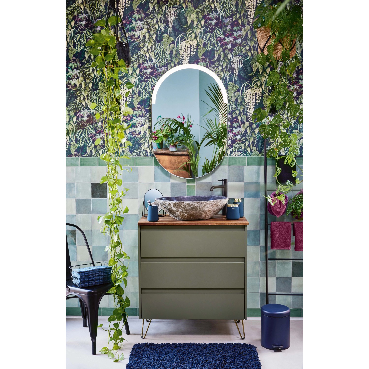 Badezimmer mit baliv Dark Wonder Kosmetikdose, Keramik, Blau-Gold, Textilaufbewahrung.