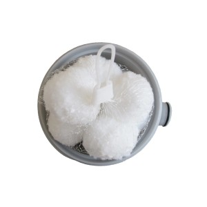 Gre Kartuschenfilter mit Aqualoon Filterbälle im grauen Gehäuse, Top-Ansicht.