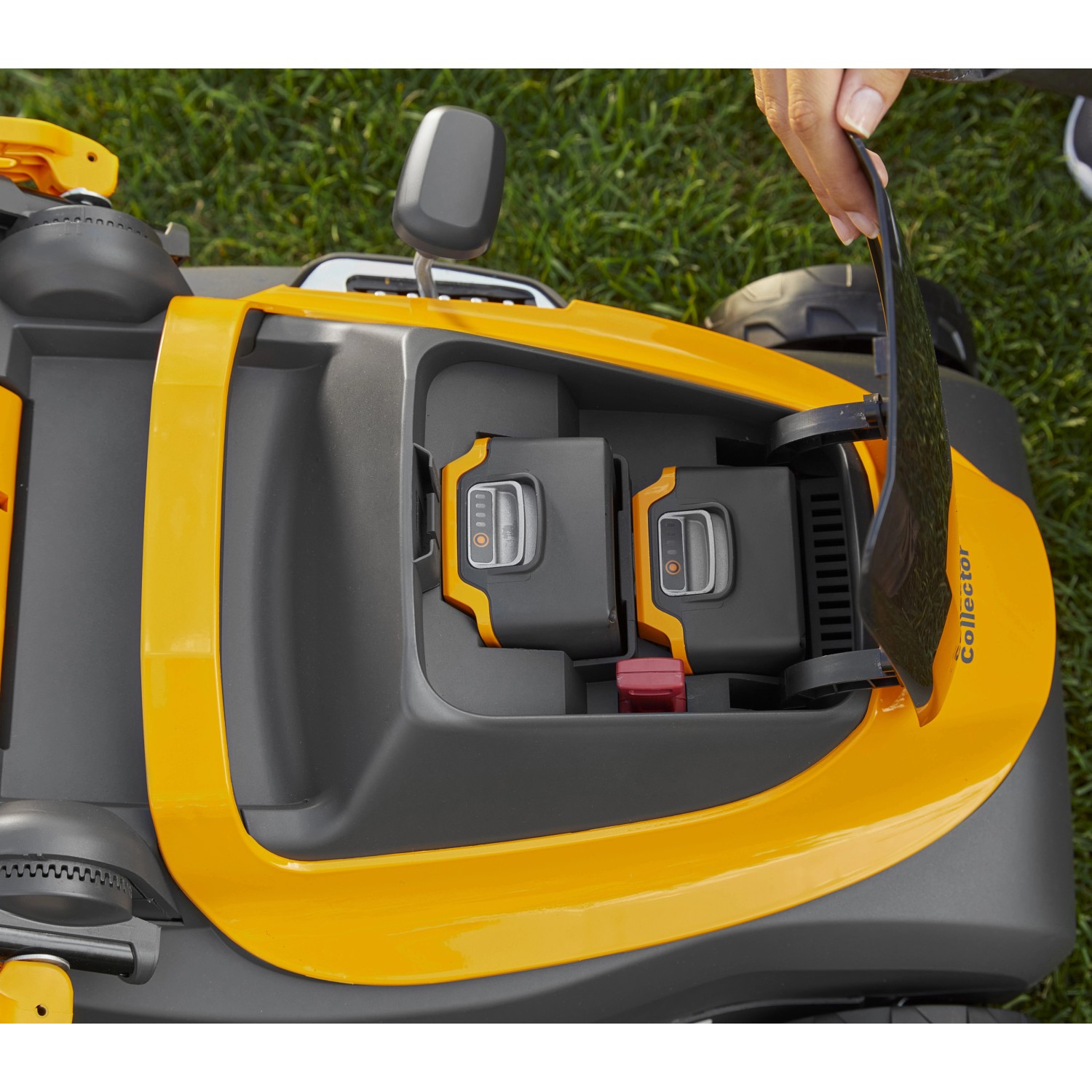 Stiga Akku-Rasenmäher Collector 136e mit zwei Akkus im Batteriefach.