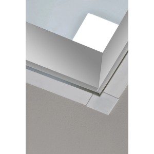 Detailaufnahme: Weiße Minka Verkleidungsleiste (18 mm) für Innentreppen, schlichter Deckenabschluss.