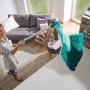 Leifheit Wand- und Deckenbesen Dusty mit Teleskopstiel im Einsatz.