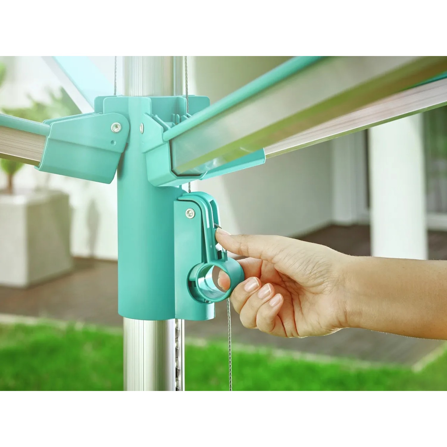 Detailaufnahme: Bedienung des Leifheit Wäscheschirm Linomatic 500 Easy mit Easy-Lift-System.