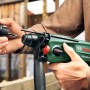Bosch Bohrhammer PBH 2500 SRE (600 W) mit Bohrfutter im Einsatz.
