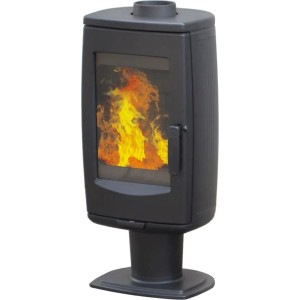 Schwarzer Plamen Gusskaminofen Aria 8 kW mit Flammen im Brennraum.