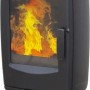 Schwarzer Plamen Gusskaminofen Aria 8 kW mit Flammen im Brennraum.