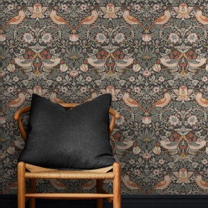 William Morris Vliestapete Strawberry Thief Grau mit Vogel- und Erdbeermuster.