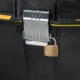 Schwarze Stanley FatMax Werkzeugbox mit Vorhängeschloss am Metallverschluss.