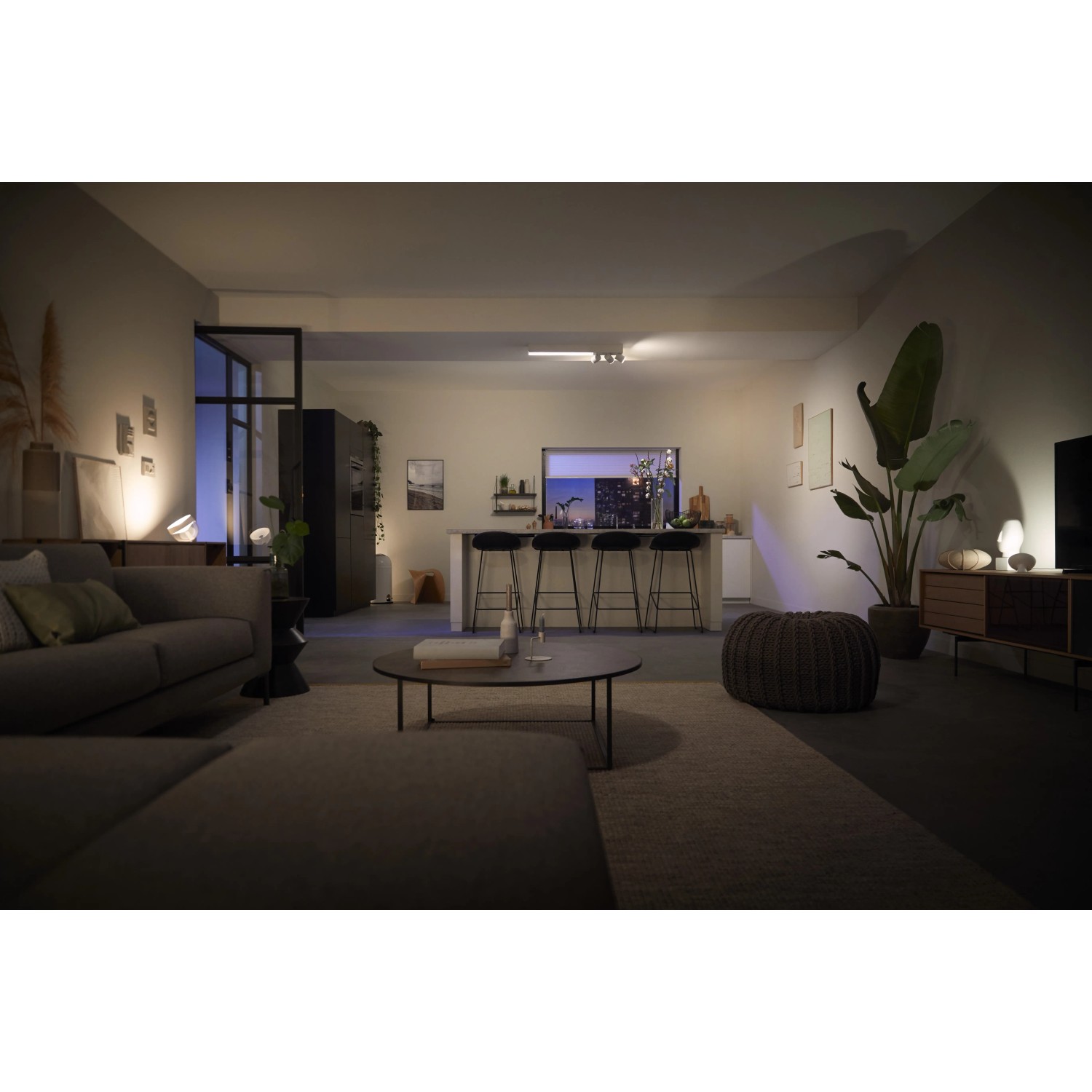 Moderne Philips Hue Centris LED-Deckenleuchte mit 3 Spots in Weiß im Wohnraum.
