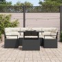 Schwarzes 7-teiliges vidaXL Garten-Sofa-Set aus Poly Rattan mit Tisch und cremefarbenen Kissen.