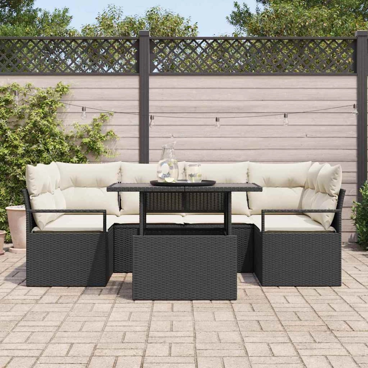 Schwarzes 7-teiliges vidaXL Garten-Sofa-Set aus Poly Rattan mit Tisch und cremefarbenen Kissen.