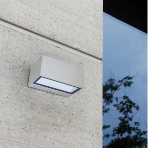 Moderne LUTEC LED-Außenwandleuchte Gemini aus Edelstahl an einer Wand.