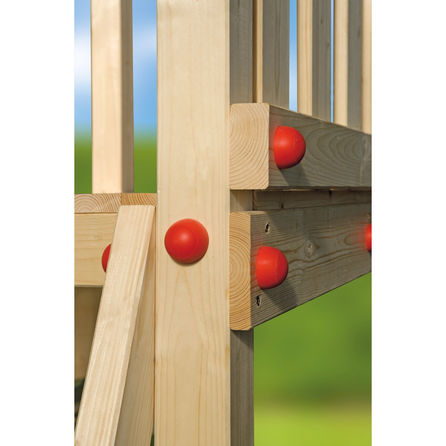 Detailansicht Tabaluga Drachenturm Spielturm: Holzkonstruktion mit roten Sicherheitskappen.