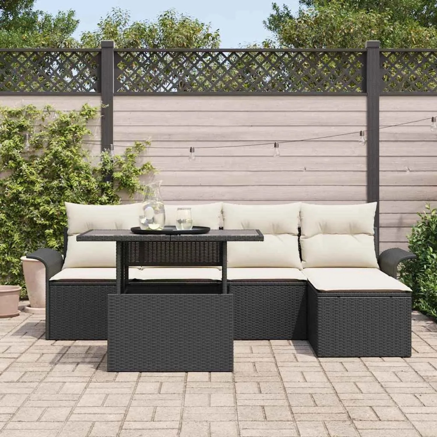 Schwarzes 6-tlg. Garten-Sofa-Set aus Poly Rattan mit Tisch und Kissen.
