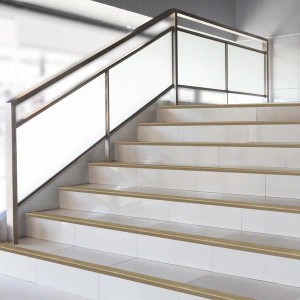 Treppe mit KARAT Stufenkantenprofil Safety, Bronze hell, F-Form, 900 mm lang.
