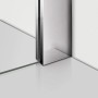 Detailaufnahme: Walk-In Dusche mit hochglanz verchromtem Rahmen und Klarglas Duschwand.
