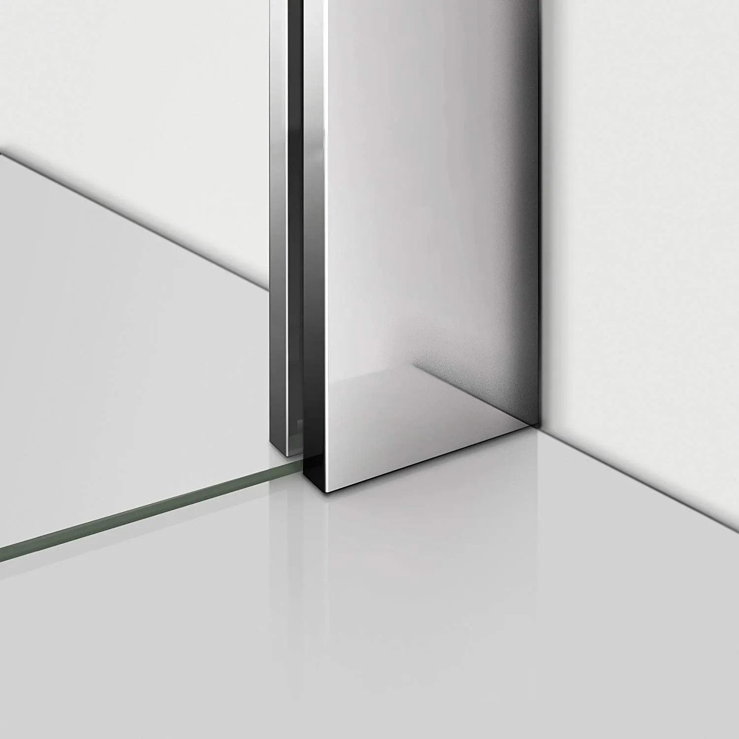 Detailaufnahme: Walk-In Dusche mit hochglanz verchromtem Rahmen und Klarglas Duschwand.