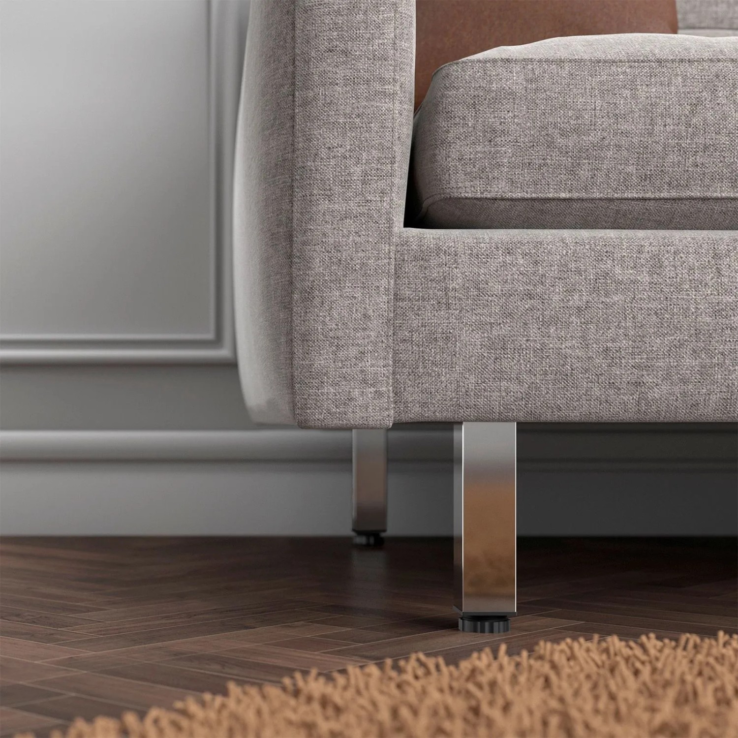 SOTECH Möbelfuß ZULU, Chrom poliert, eckig, unter hellgrauem Sofa. Höhenverstellbares Möbelbein aus Metall.