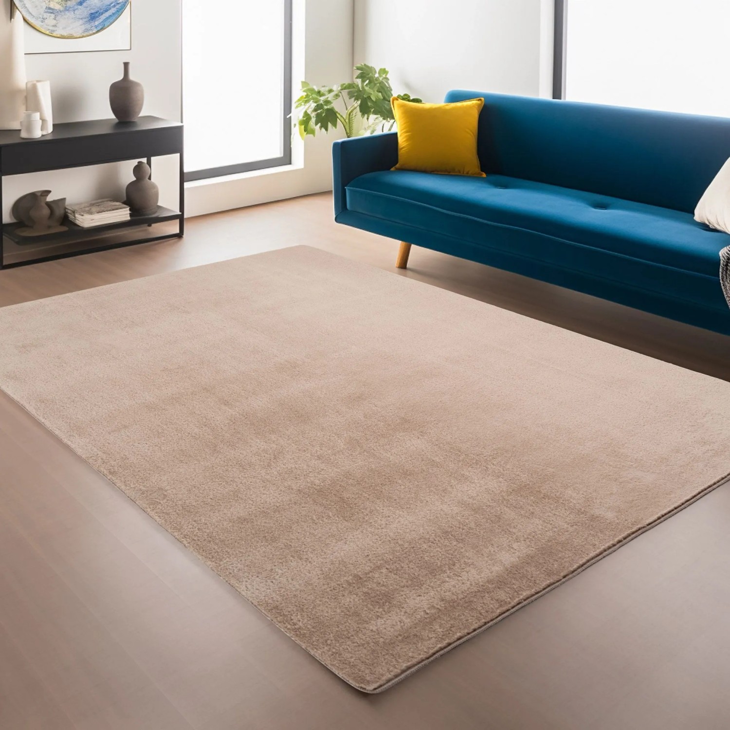 Beiger Kurzflorteppich (120x160 cm) der Marke Ayyildiz, Modell Joy 1400, im Wohnzimmer.