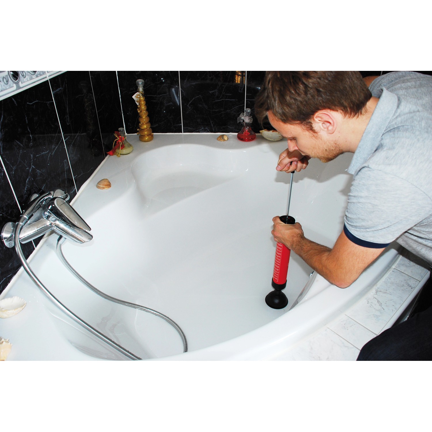 Mann benutzt Rothenberger Pömpel RoPump in Badewanne zur Abflussreinigung.