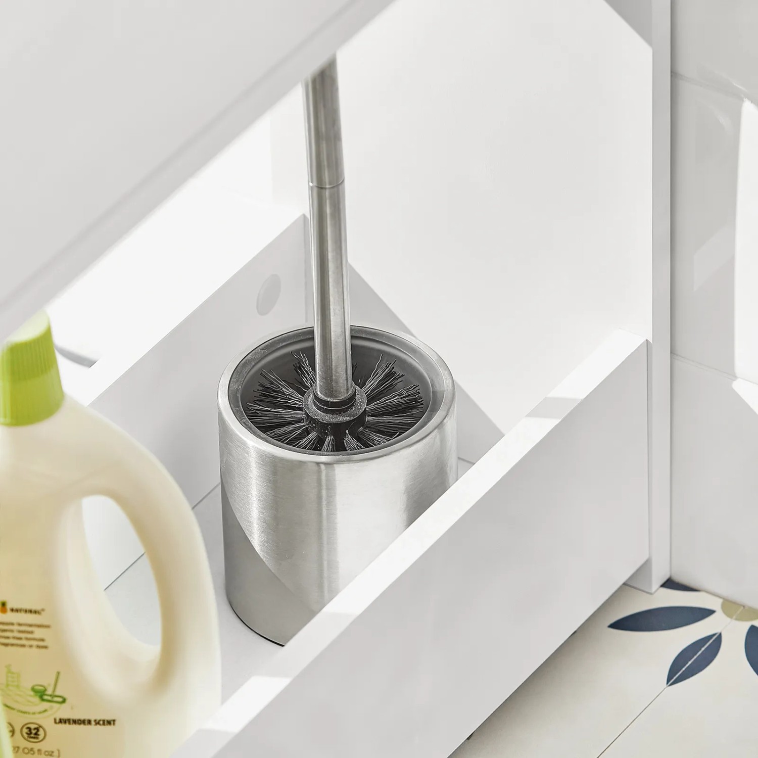 Detailaufnahme: Weißes SoBuy Nischenregal mit Toilettenbürste und Reiniger im Badezimmer.