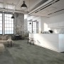 Verlegter Click-Vinylboden Milano in Natursteinoptik im modernen Wohnraum.