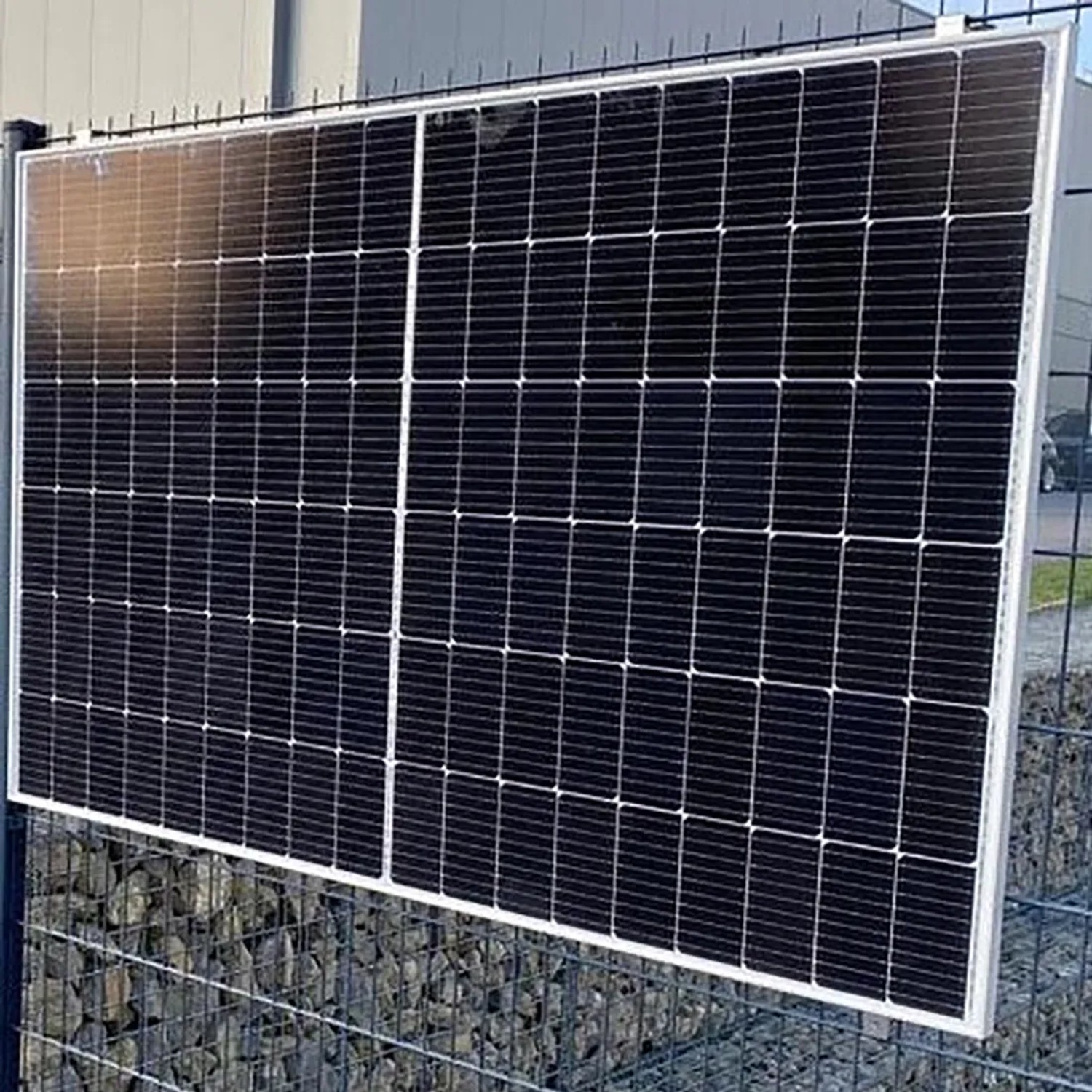 Absaar Balkonkraftwerk 600/800W mit zwei Solarpanels (je 410W) an einem Zaun.