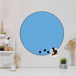 Runde Banjado Magnettafel, 47 cm, in Pastellblau mit Magneten und Foto an einer Wand.