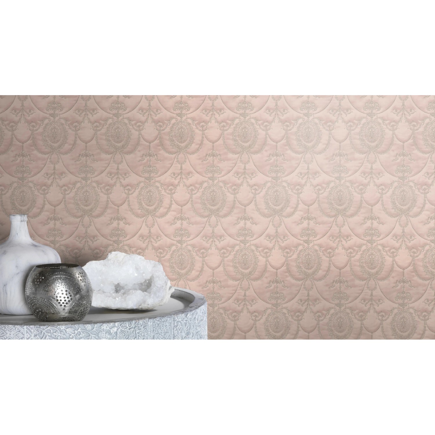 Rasch Vliestapete Trianon XIII 570823 mit Ornamenten in Rose, Teil einer Raumdekoration.