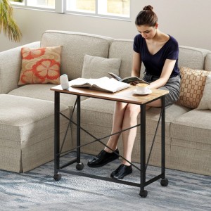 HOMCOM Klappbarer Schreibtisch in Eiche, 80 cm, mit Person auf Sofa.