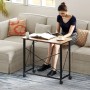 HOMCOM Klappbarer Schreibtisch in Eiche, 80 cm, mit Person auf Sofa.