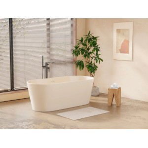 Freistehende Badewanne Luzeca in Beige, oval, 159 cm, in modernem Bad mit Standarmatur.